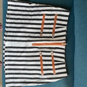 White/black jean skirt with zipper details